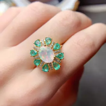 Женское кольцо из серебра 925 пробы с драгоценными камнями