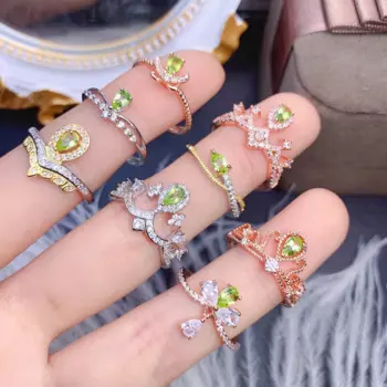 Женское кольцо из серебра 925 пробы с натуральным Перидотом