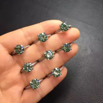 Женское кольцо из серебра 925 пробы с натуральным муассанитом