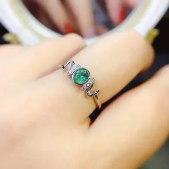 Женское кольцо из серебра 925 пробы с натуральным изумрудом
