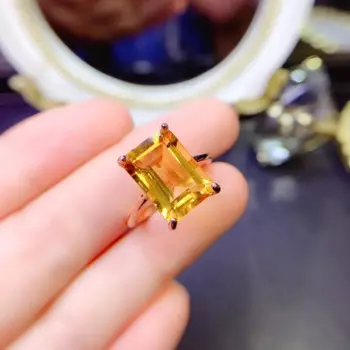 Женское кольцо из серебра 925 пробы с натуральным топазом