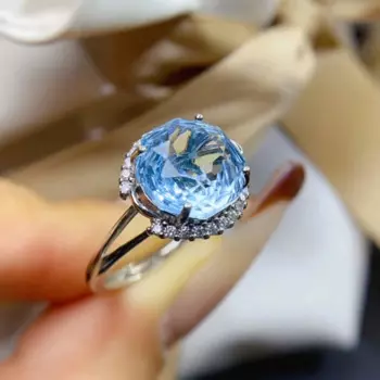 Женское кольцо из серебра 925 пробы с натуральным топазом