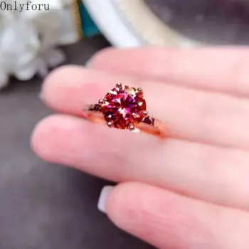 Женское кольцо из серебра 925 пробы с красивым бриллиантом