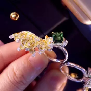 Женское кольцо из серебра 925 пробы с фианитом