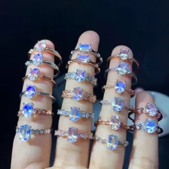 Женское кольцо из серебра 925 пробы с натуральным лунным камнем