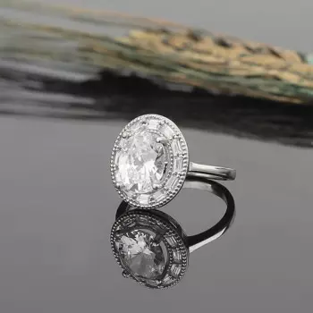 Женское кольцо из серебра 925 пробы с цирконом