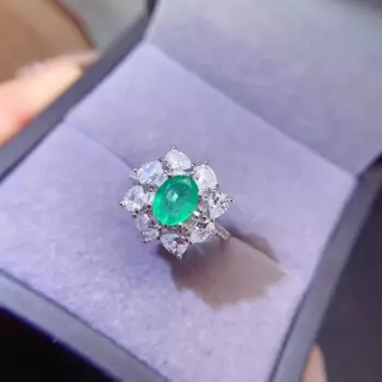 Женское кольцо из серебра 925 пробы с искусственным изумрудом