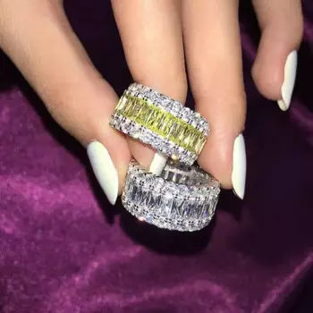 Женское кольцо из серебра 925 пробы с фианитом AAAAA