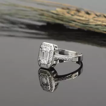 Женское кольцо из серебра 925 пробы с цирконом