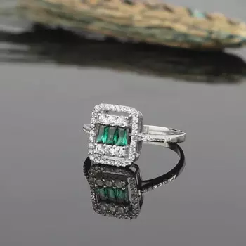 Женское кольцо из серебра 925 пробы с цирконом