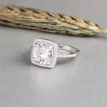 Женское кольцо из серебра 925 пробы с цирконом