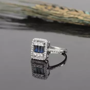 Женское кольцо из серебра 925 пробы с цирконом