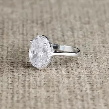 Женское кольцо из серебра 925 пробы с цирконом