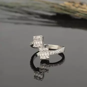 Женское кольцо из серебра 925 пробы с цирконом