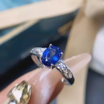 Женское кольцо из серебра 925 пробы с натуральным сапфиром 6*8 мм