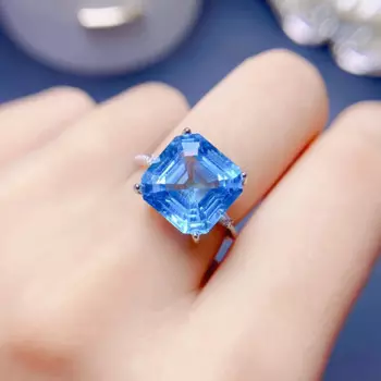 Женское кольцо из серебра 925 пробы с натуральным топазом