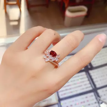 Женское кольцо из серебра 925 пробы с натуральным гранатом