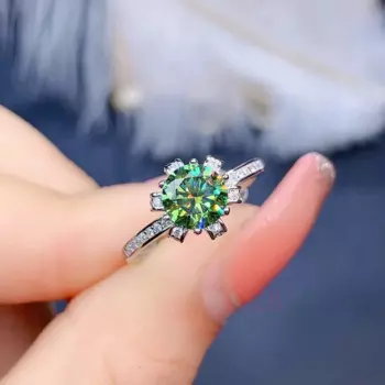 Женское кольцо из серебра 925 пробы с зеленым бриллиантом