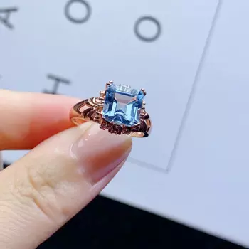 Женское кольцо из серебра 925 пробы с натуральным голубым топазом