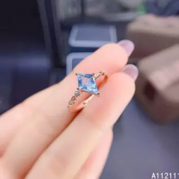 Женское кольцо из серебра 925 пробы с натуральным топазом