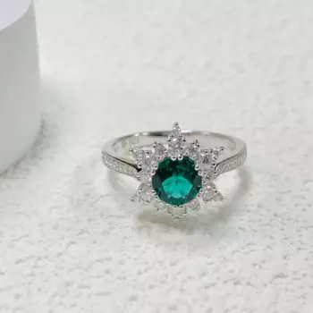 Женское кольцо из серебра 925 пробы с зеленым Цирконом