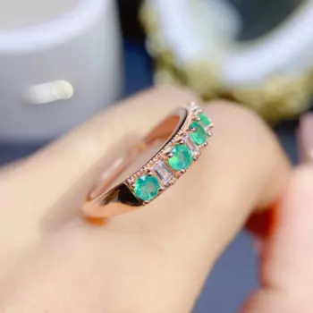 Женское кольцо из серебра 925 пробы с натуральным изумрудом