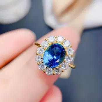 Женское кольцо из серебра 925 пробы с натуральным голубым топазом