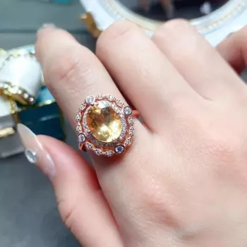 Женское кольцо из серебра 925 пробы с натуральным топазом