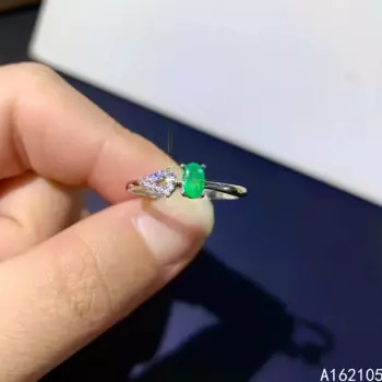 Женское кольцо из серебра 925 пробы с натуральным изумрудом