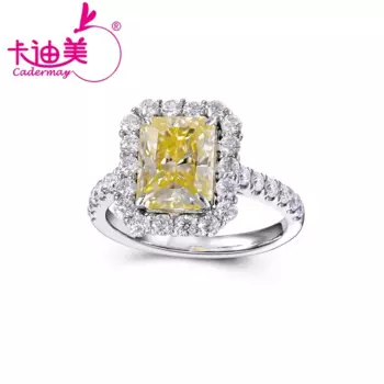 Женское кольцо из серебра пробы с изумрудом, с мусанитом