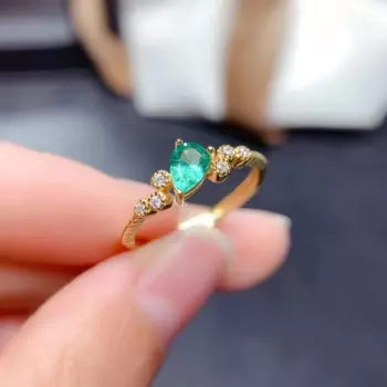 Женское кольцо из серебра пробы с натуральным изумрудом