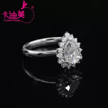 Женское кольцо из серебра пробы с муассанитом 1 карат