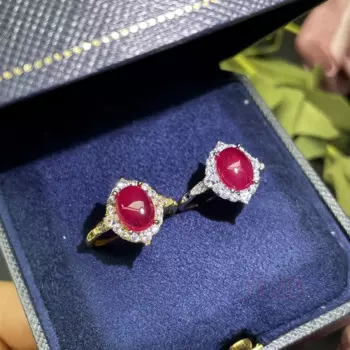 Женское кольцо из серебра пробы с красным сокровищами