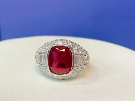 Женское кольцо с бриллиантами из драгоценных камней