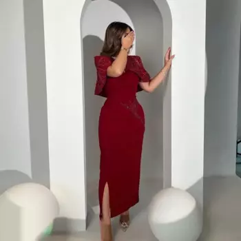 Женское короткое платье с V-образным вырезом