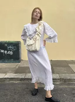 Женское кружевное платье миди с круглым вырезом и длинным рукавом