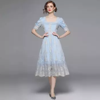 Женское кружевное платье-миди с квадратным вырезом и вышивкой