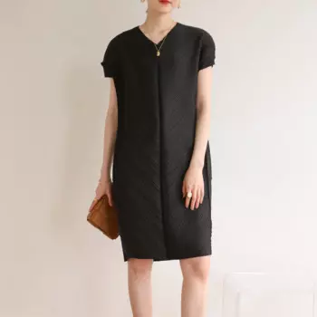 Женское летнее платье с V-образным вырезом