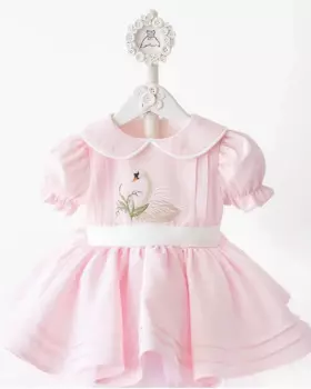 Женское летнее платье с вышивкой в виде лебедя