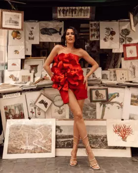 Женское мини-платье с разрезом, без бретелек