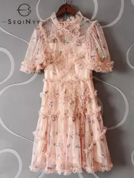 Женское мини-платье с вышивкой и цветами