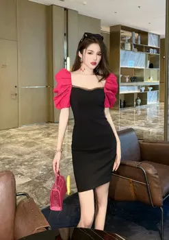 Женское облегающее платье-мини во французском стиле с пышными рукавами