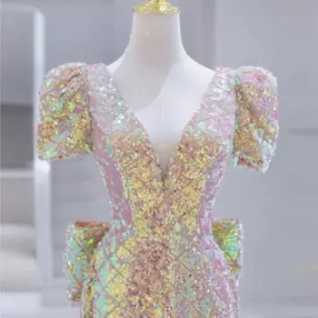 Женское облегающее платье с блестками