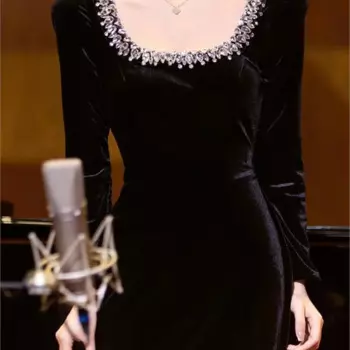 Женское облегающее платье с длинным рукавом