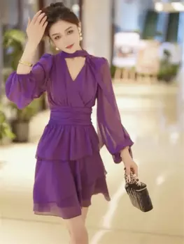 Женское облегающее платье с V-образным вырезом и поясом