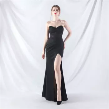 Женское обтягивающее вечернее платье с бусинами