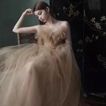 Женское платье без бретелек