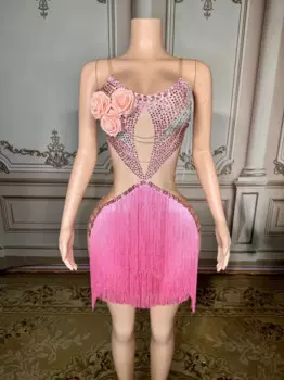 Женское платье-футляр с кисточками и цветами