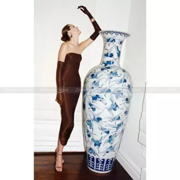 Женское платье-футляр с манжетами на рукавах