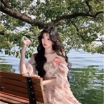 Женское платье-футляр с открытыми плечами и цветами